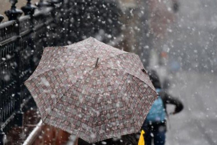 It snows in regions and sleet falls in Baku