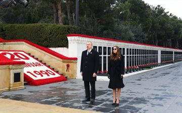 President Ilham Aliyev visits the Alley of Martyrs