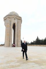 President Ilham Aliyev visits the Alley of Martyrs