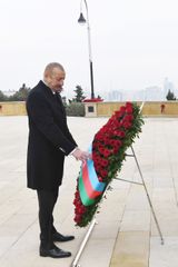 President Ilham Aliyev visits the Alley of Martyrs