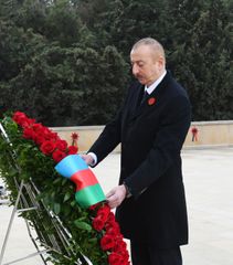 President Ilham Aliyev visits the Alley of Martyrs