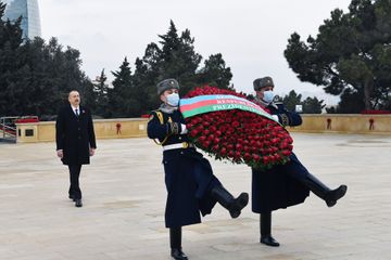 President Ilham Aliyev visits the Alley of Martyrs
