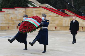 President Ilham Aliyev visits the Alley of Martyrs