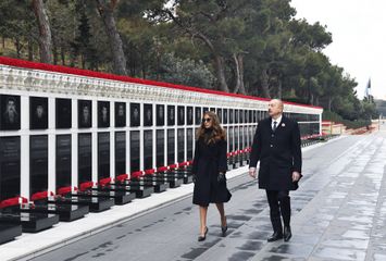 President Ilham Aliyev visits the Alley of Martyrs