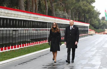 President Ilham Aliyev visits the Alley of Martyrs