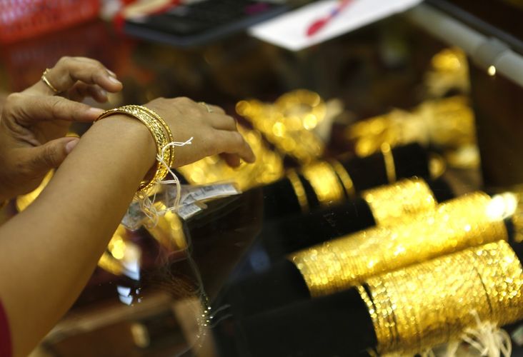 Global demand for gold jewelry falls to record low in 2020