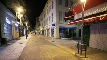 France closes borders to most non-EU travel