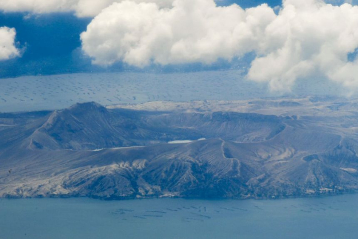 Mass evacuation underway as Philippines raises volcano danger level
