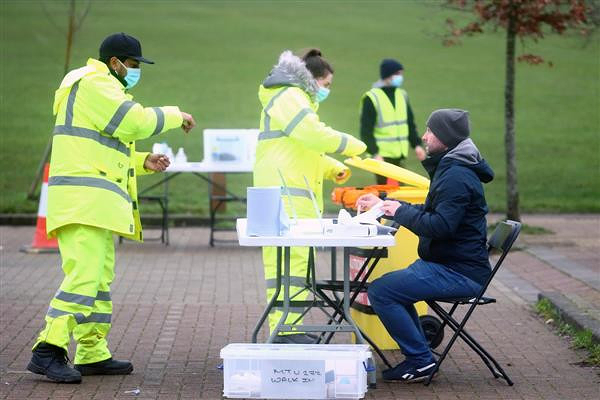 UK reports another 24,885 coronavirus cases