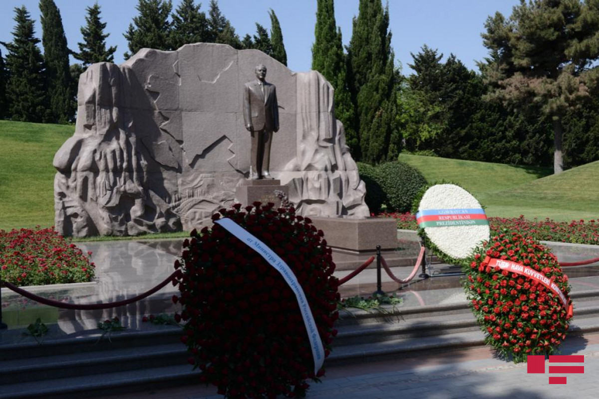 Russian Minister of Health visited grave of Heydar Aliyev and Alley of Martyrs-PHOTO 