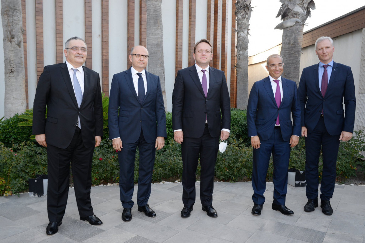 Economy Minister discusses views with European Commissioner on cooperation in restoration of our liberated territories