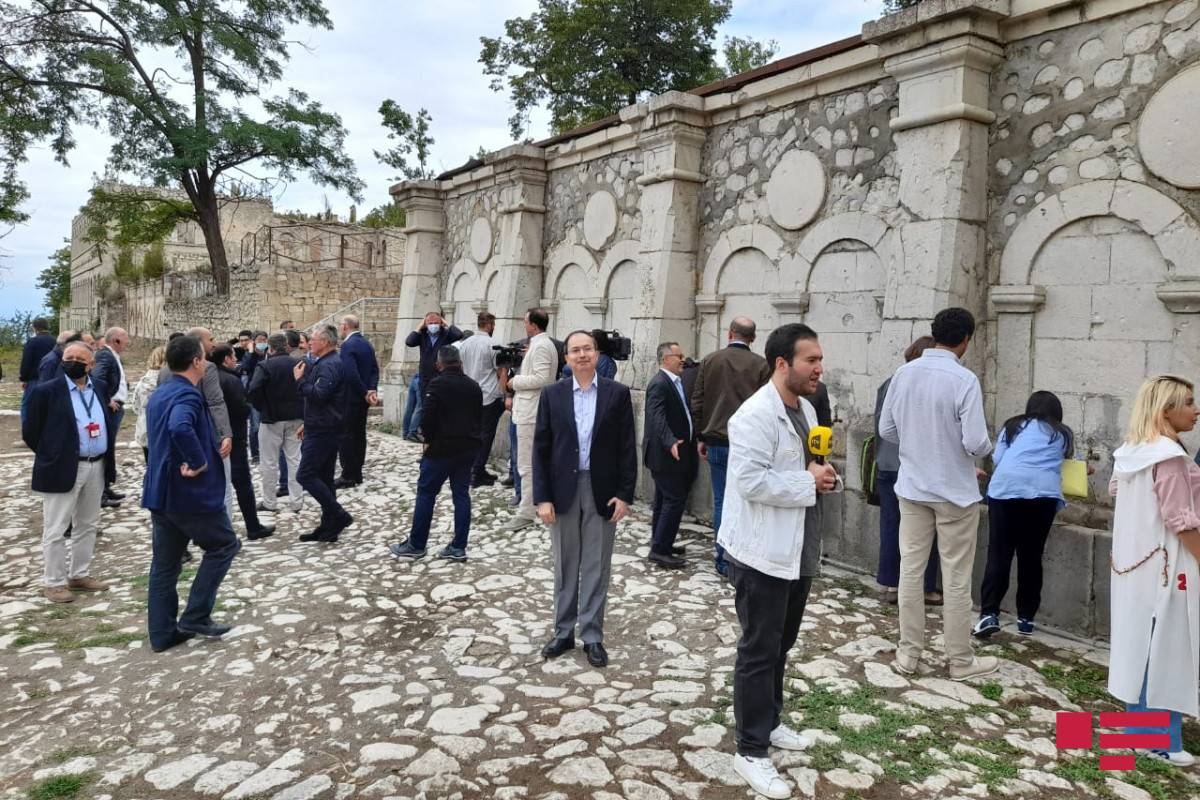 Foreign diplomats in "Khan gizi" spring