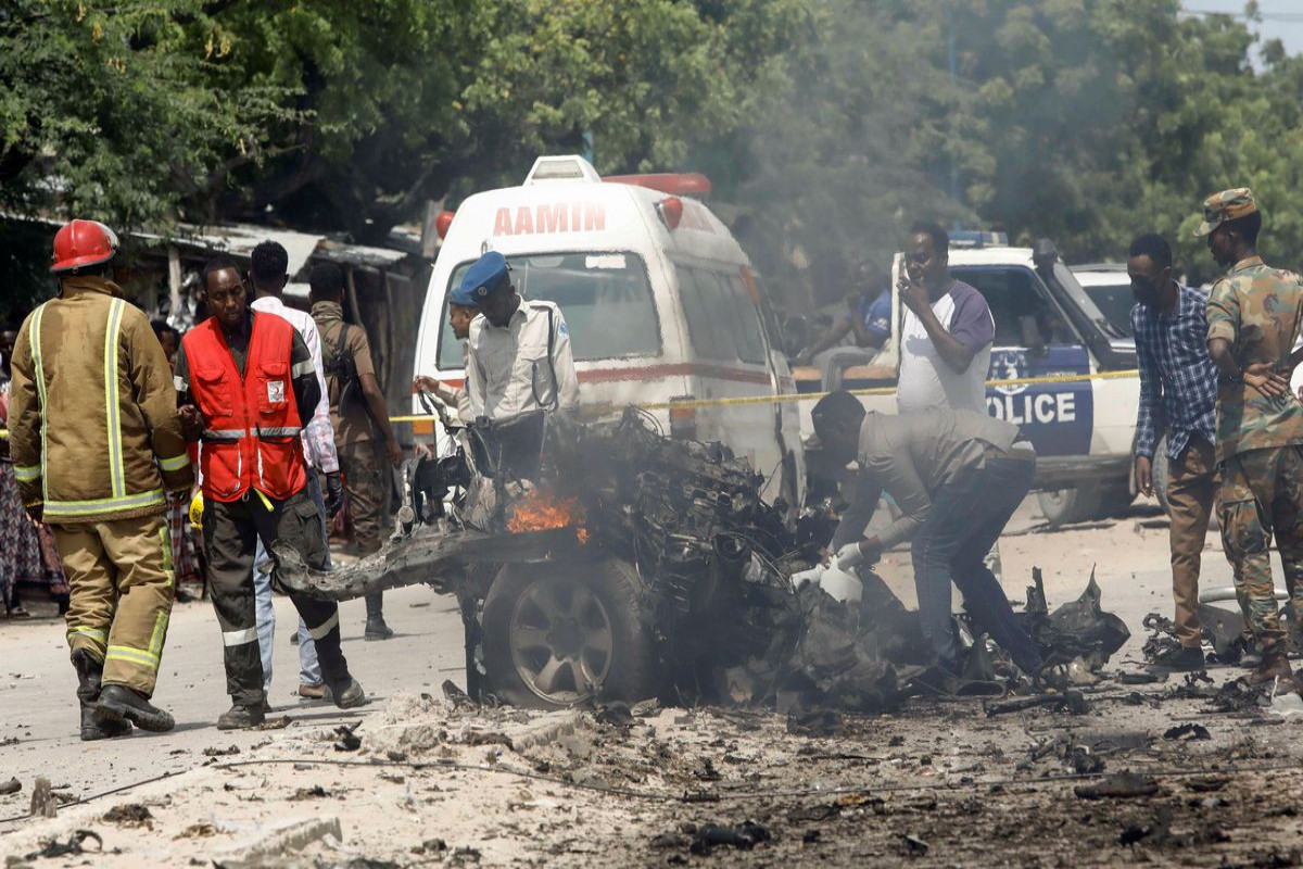 At least 8 killed in Mogadishu by suicide bomb targeting government convoy