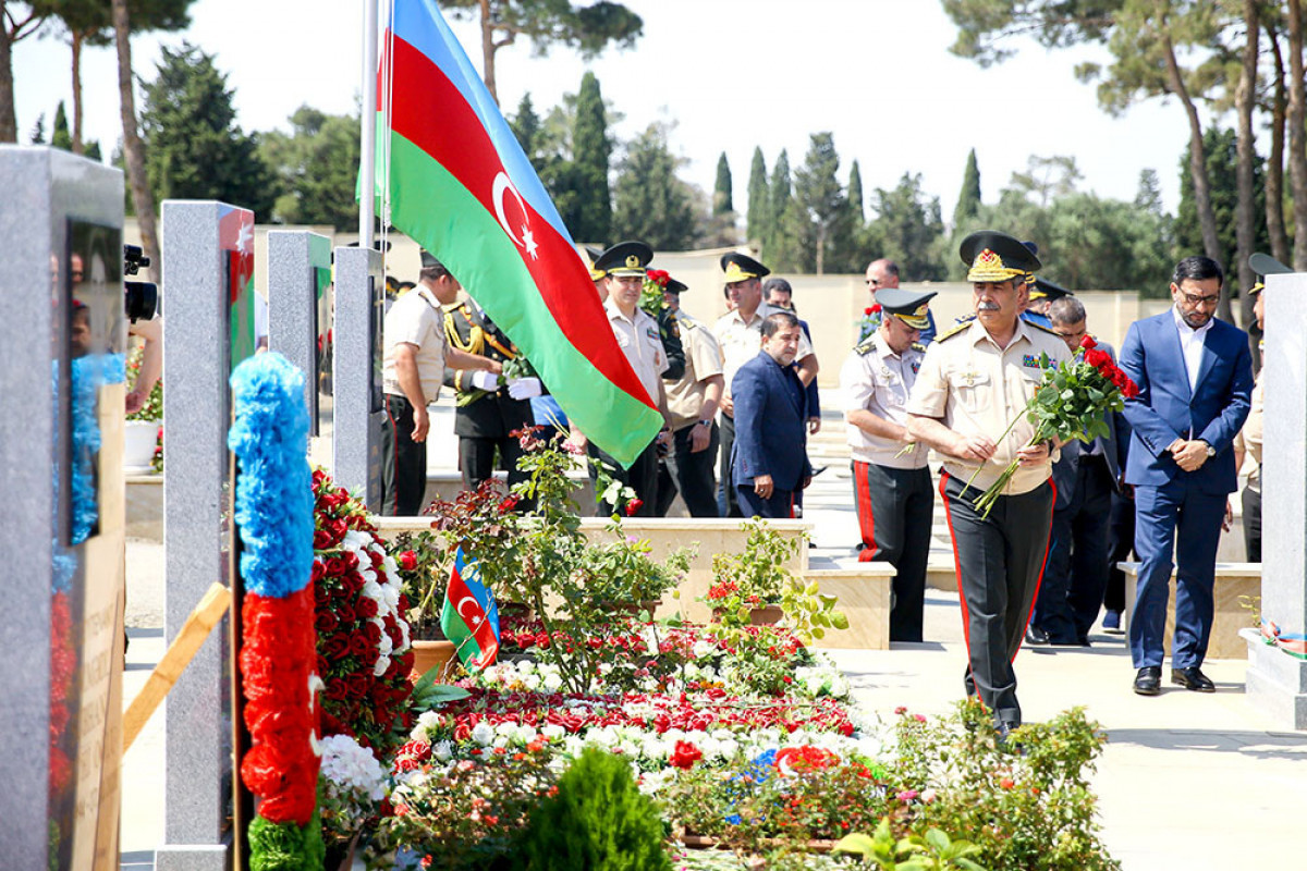 Defense Ministry’s leadership visit Second Alley of Shehids