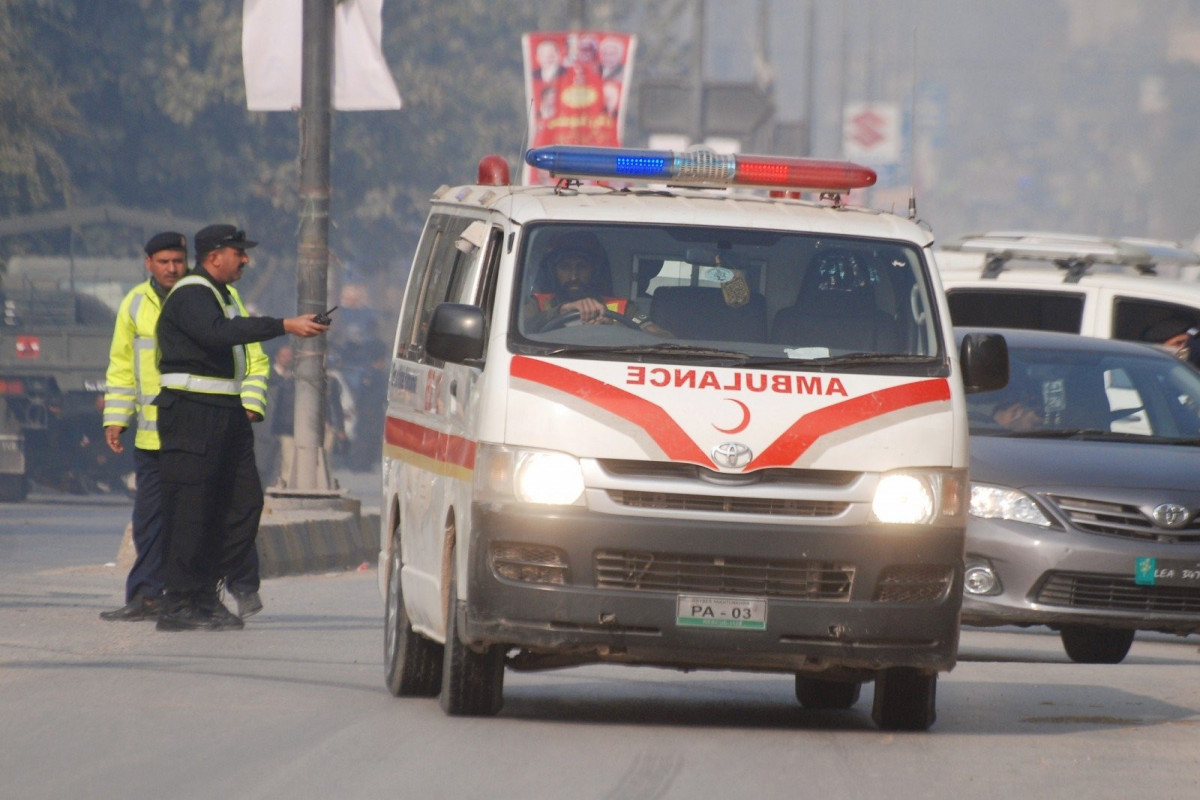 27 killed as bus collides with trailer in NE Pakistan