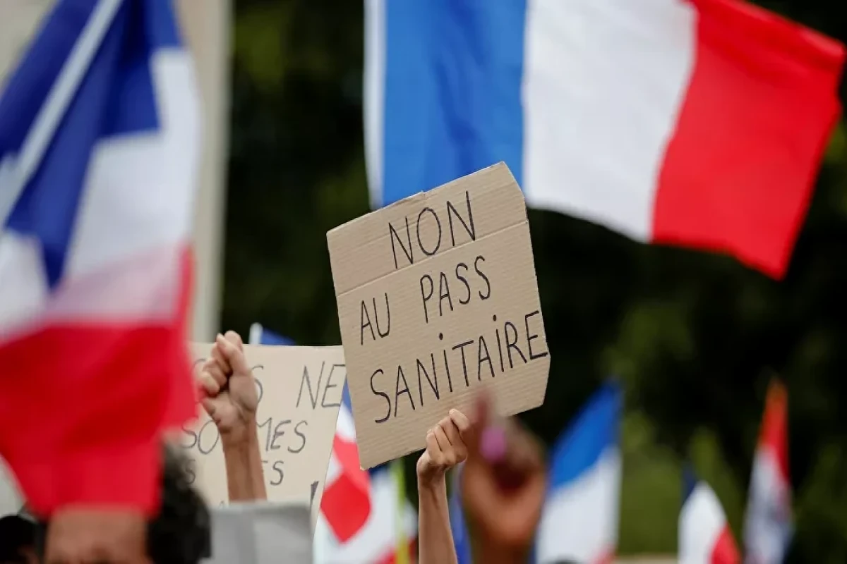 French police detains over 70 people in rallies against sanitary passes