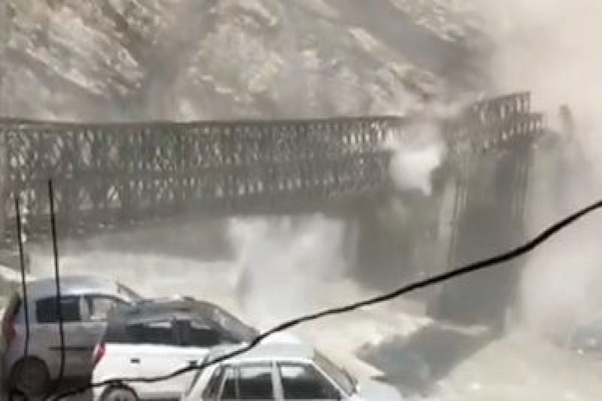 Rockslide destroys bridge in northern India-VIDEO 