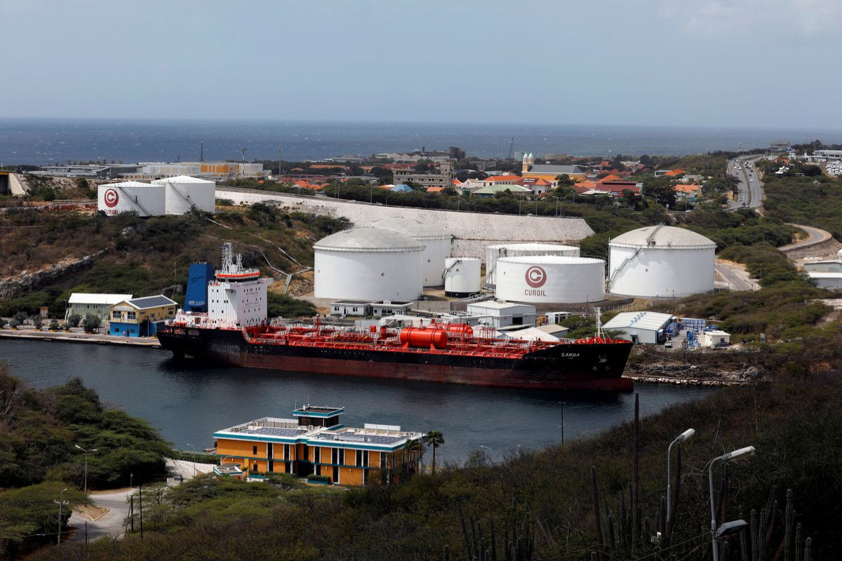 Oil settles up near $75; sharp U.S. inventory drop counters virus worry