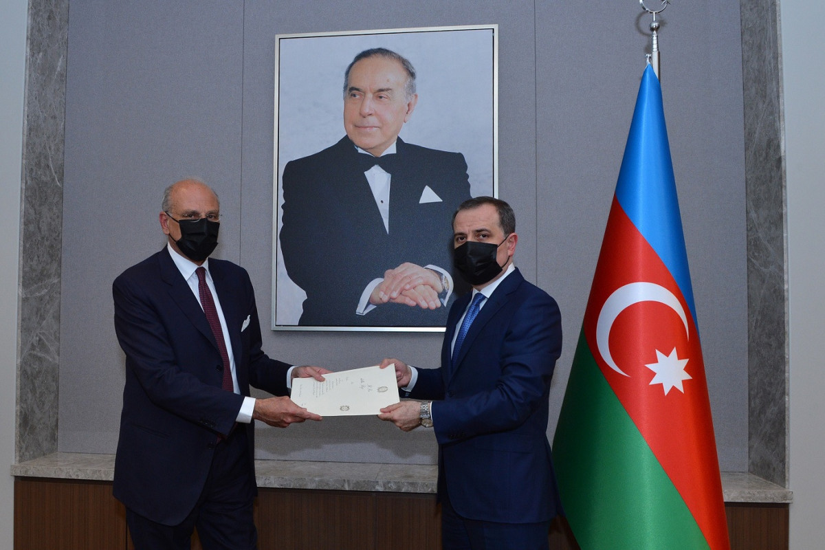Incoming Italian ambassador presents copy of his credentials to Azerbaijani FM