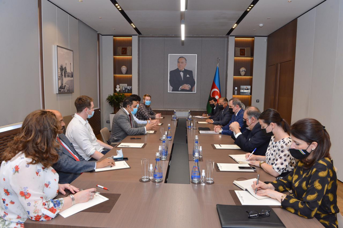 Azerbaijani FM meets with delegation of United Kingdom