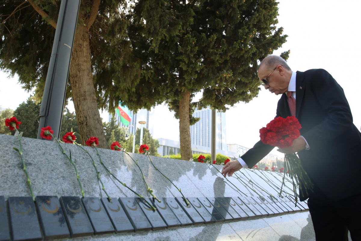 Erdogan visits Baku Turkish Martyrs' Memorial