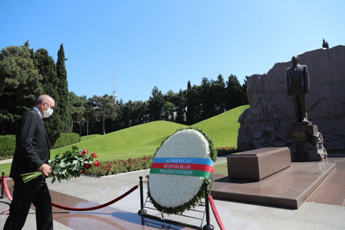 Turkish President Recep Tayyip Erdogan visited grave of national leader Heydar Aliyev
