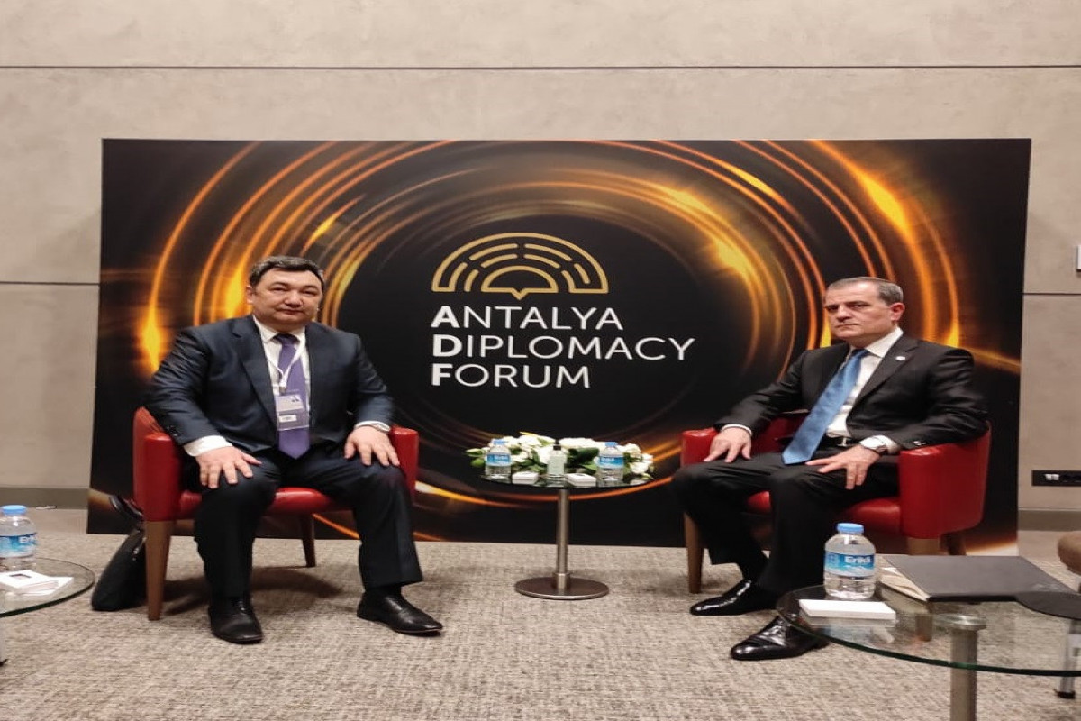 Jeyhun Bayramov meets with President of the International Turkic Academy