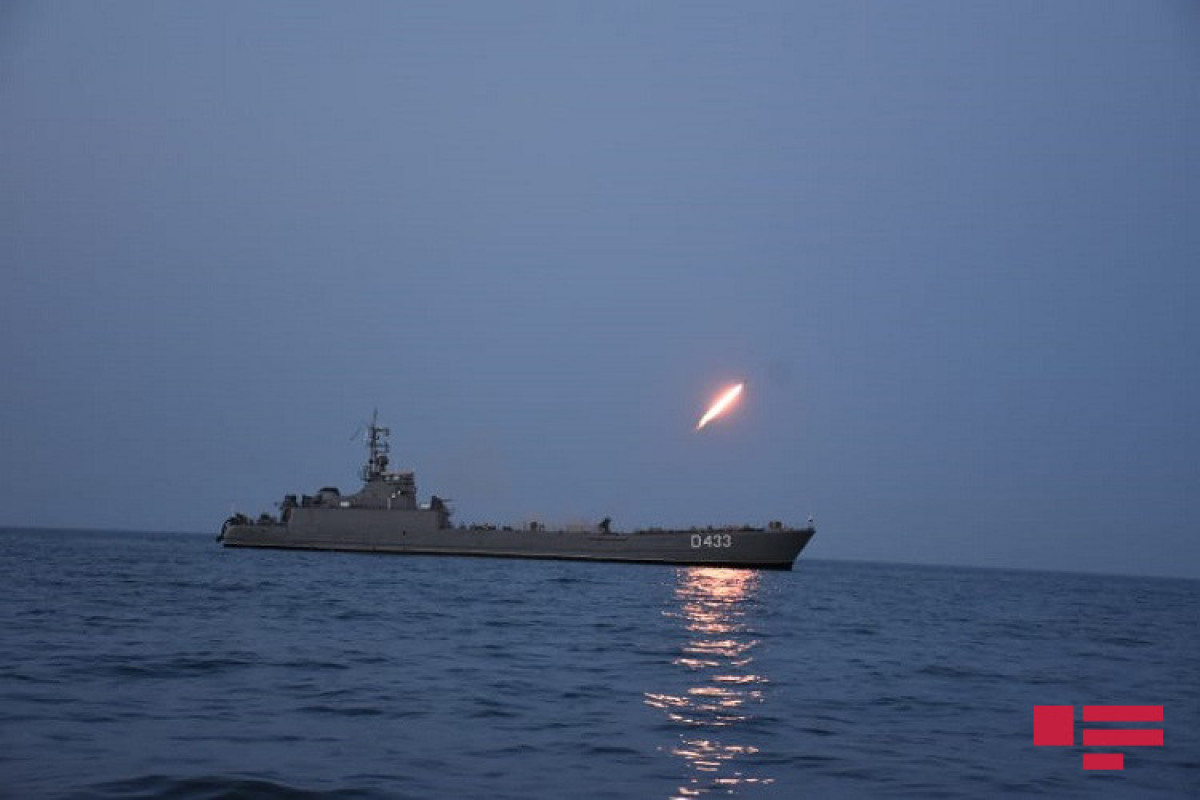Night firing performed during Navy exercises-PHOTO 