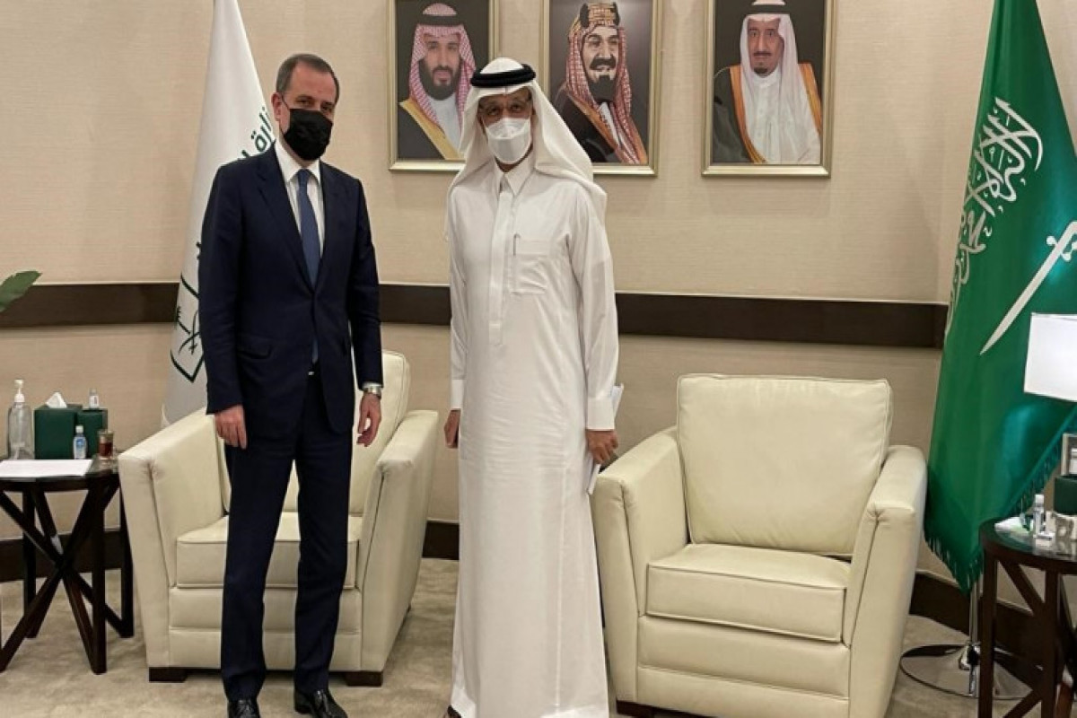Azerbaijani FM met with Saudi Arabia's Minister of Investment