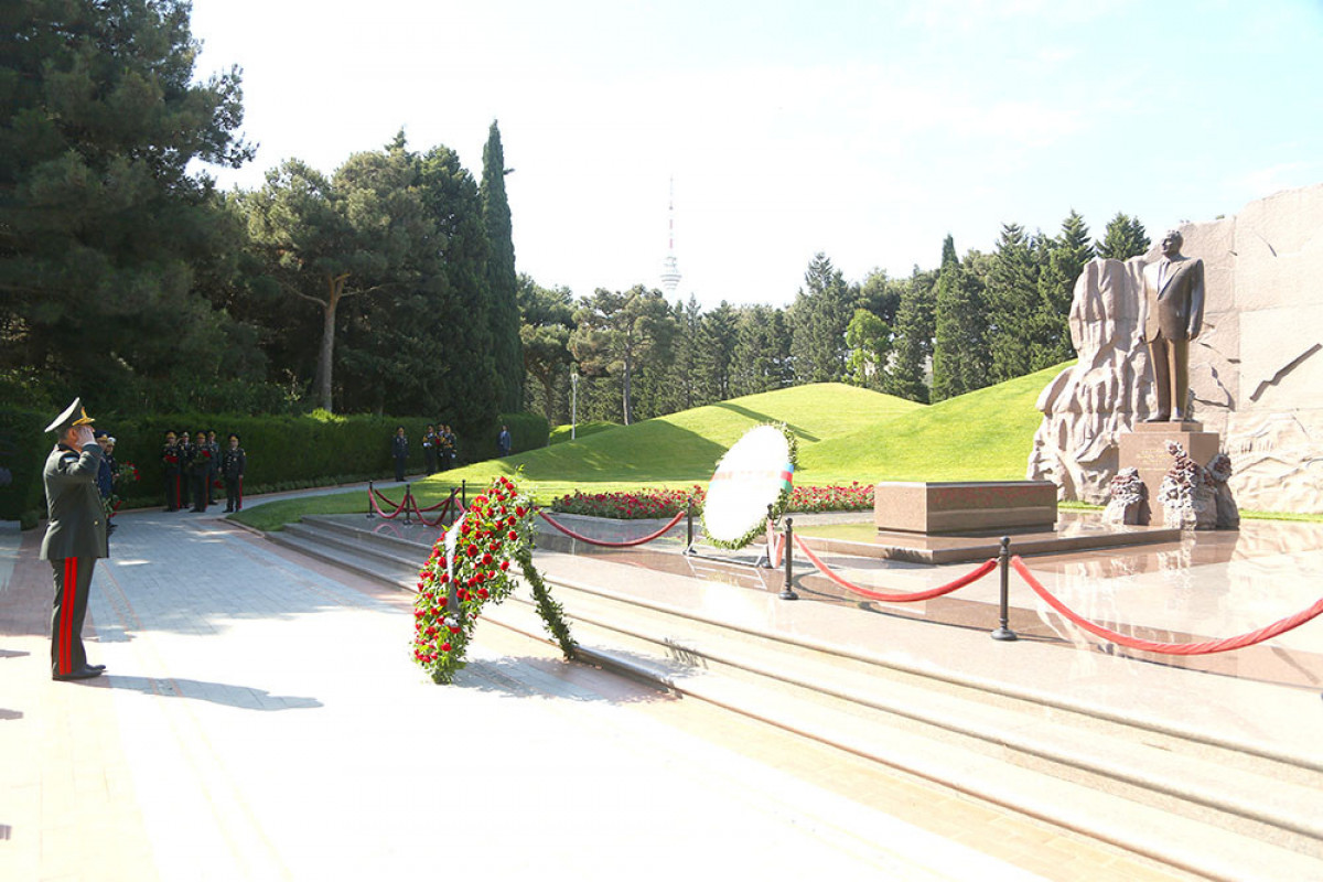 Leadership of Ministry of Defense visit Alley of Honor and Alley of Shehids-PHOTO 