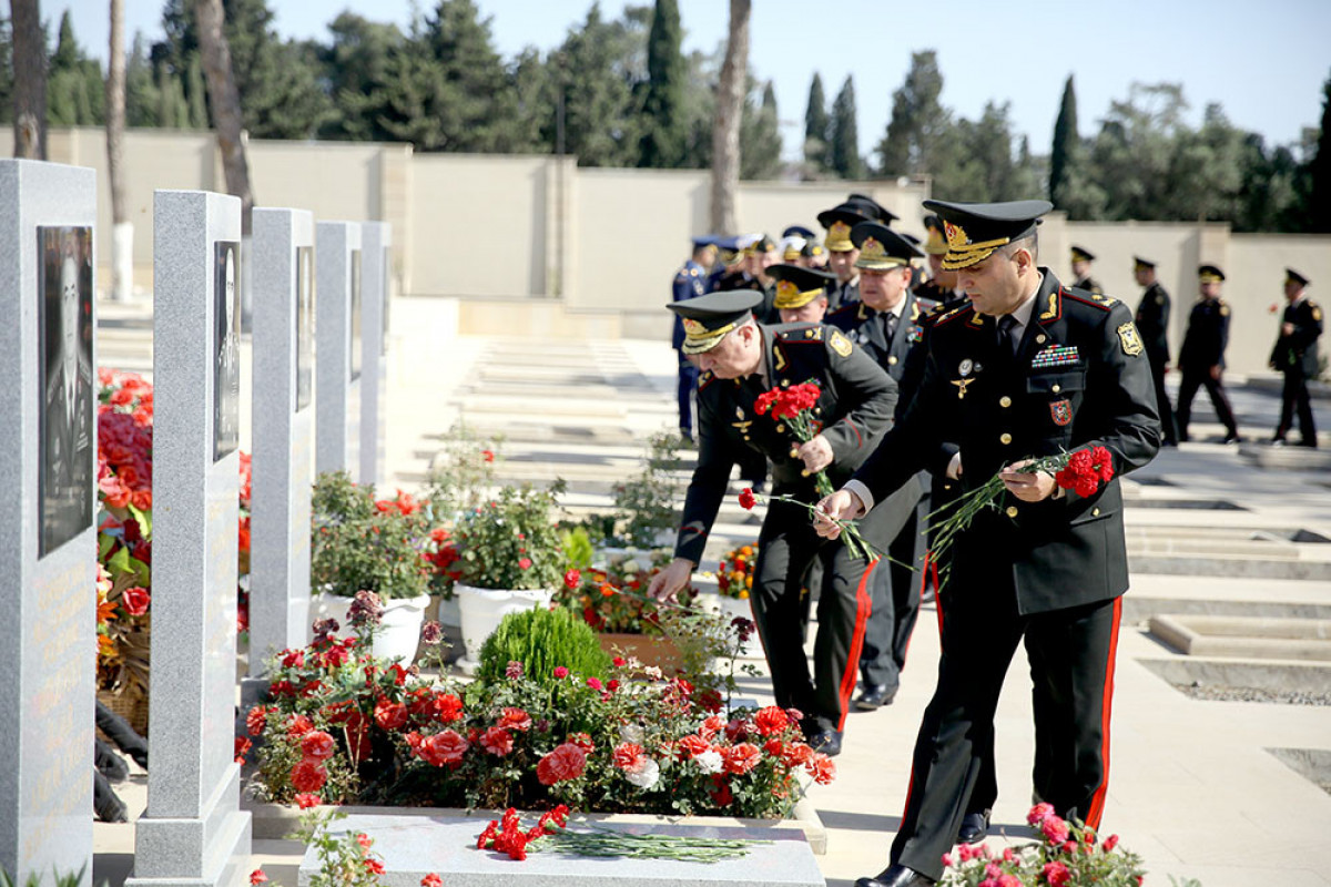 Defense Ministry’s military personnel visited the Second Alley of Honors on the occasion of Azerbaijan’s Armed Forces Day-PHOTO 