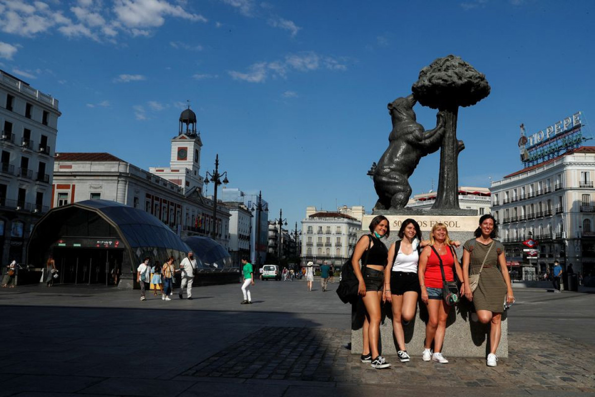 Spain scraps outdoor mask-wearing rule, but many stay covered up