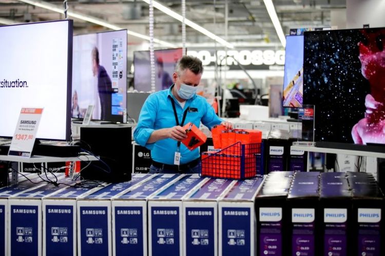 German experts warn against lockdown easing as cases jump