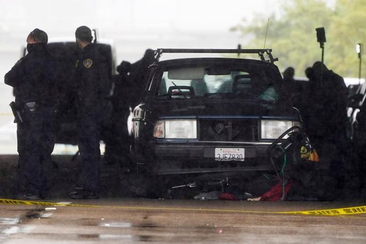 3 dead, 6 injured after car strikes crowd on San Diego sidewalk; 71-year-old driver detained