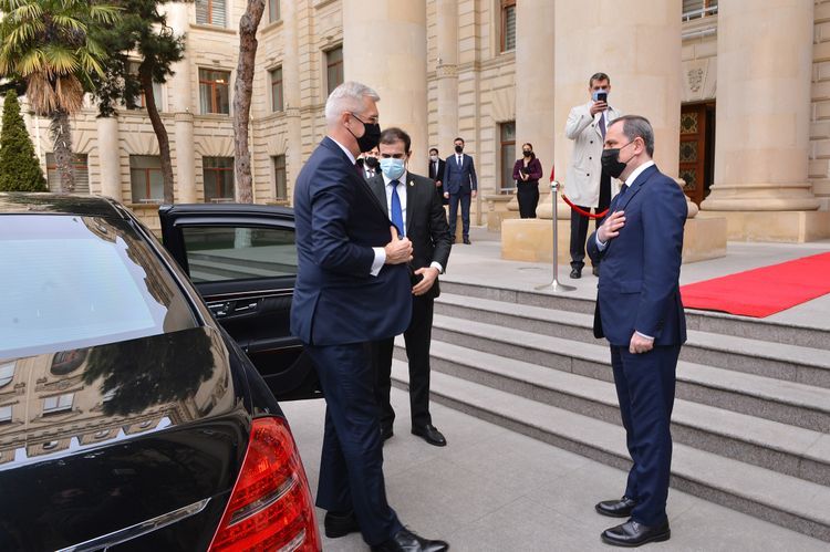 Azerbaijani FM meets with Slovakian counterpart