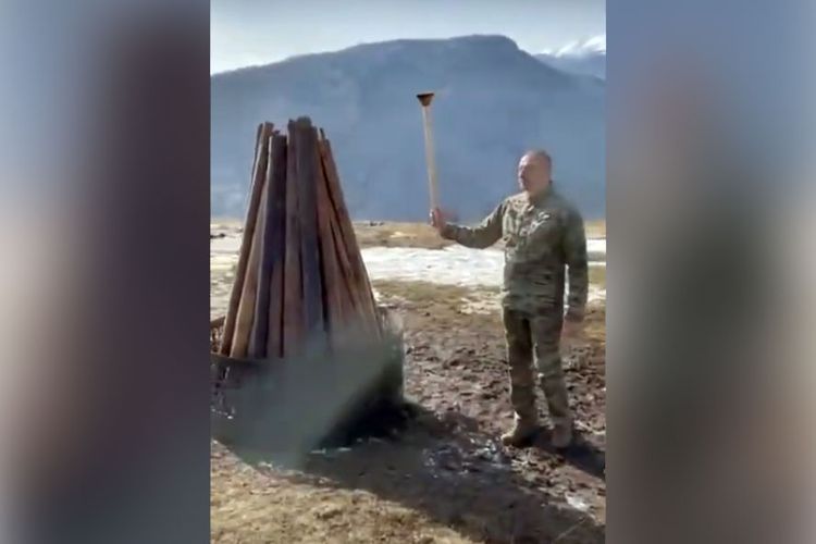 Azerbaijani President Ilham Aliyev lights Novruz bonfire on Jidir plain - VIDEO