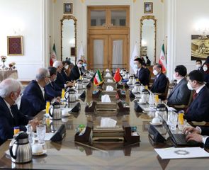 Iranian and Chinese FMs meet