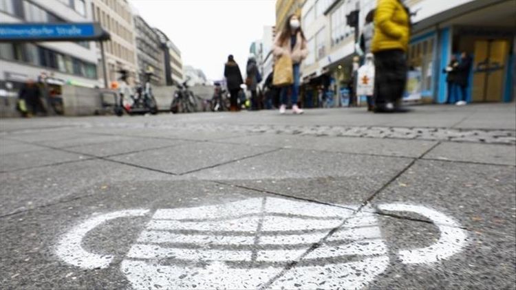 France reports more than 42,600 new coronavirus cases
