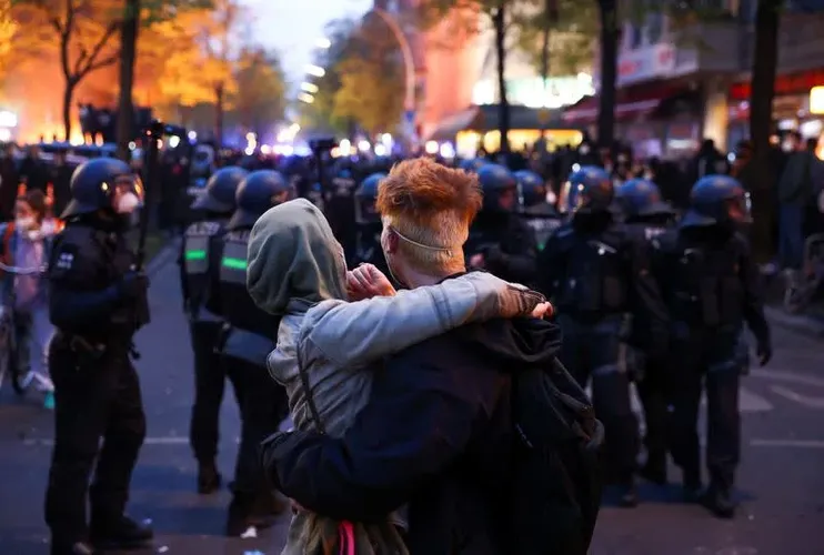 Police, protesters clash during May Day rallies in Berlin