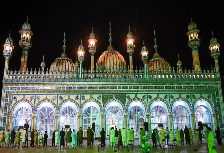 Pakistan imposes Eid holiday shutdown as virus cases soar