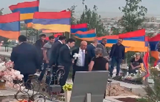 Parents of soldiers expelled Robert Kocharyan from cemetery-VIDEO 