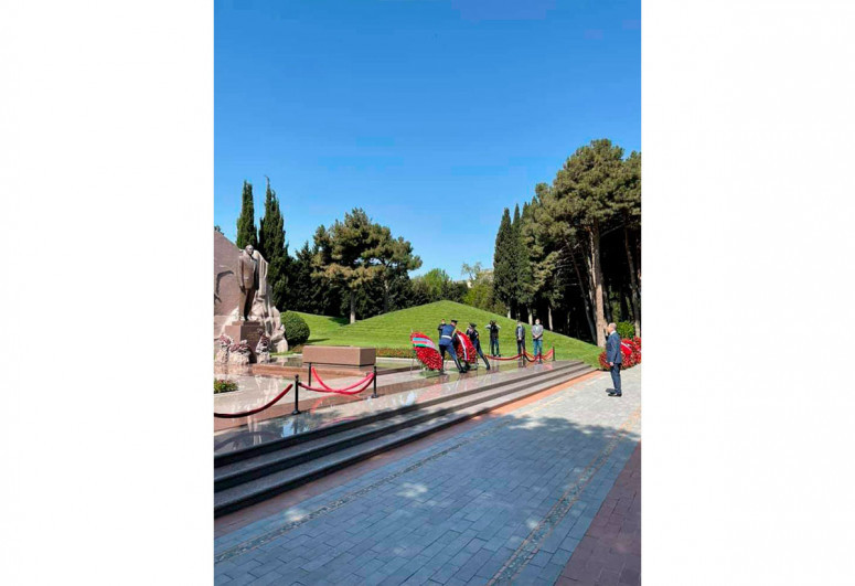 Russian FM visits tomb of national leader Heydar Aliyev