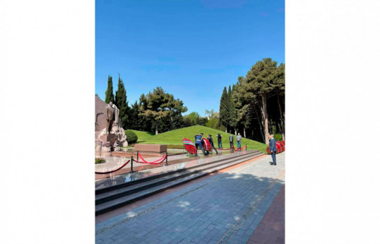 Russian FM visits tomb of national leader Heydar Aliyev