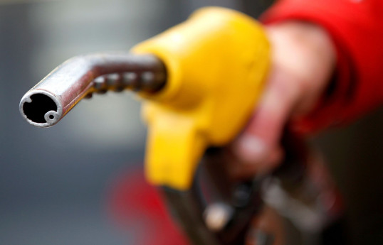 Oil climbs on drop in U.S. oil stockpiles, solid demand outlook