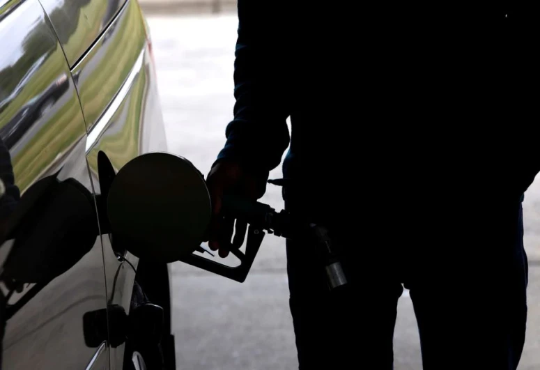 U.S. gasoline shortage eases, but pumps still dry in some areas