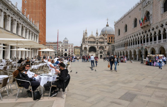 Italy shortens COVID curfew, eases other restrictions -sources