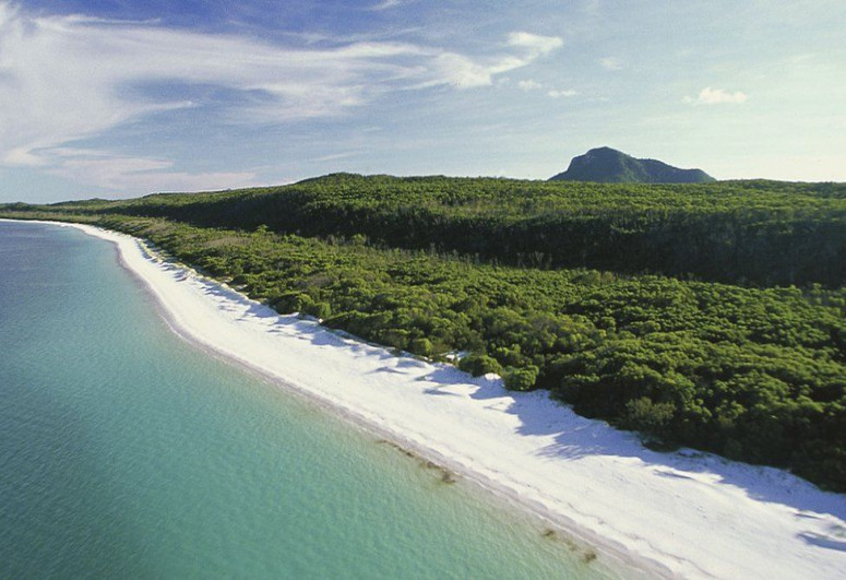 Queensland offers bonus to tourism workers as Australians holiday at home