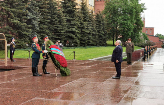Azerbaijani PM visits Tomb of Unknown Soldier in Moscow