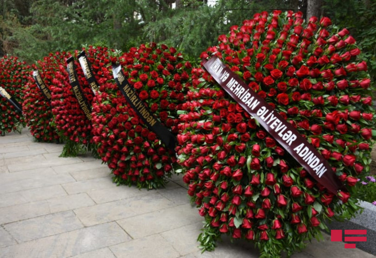 Azerbaijani President and First Lady sent wreath  to Tahir Salahov’s funeral ceremony