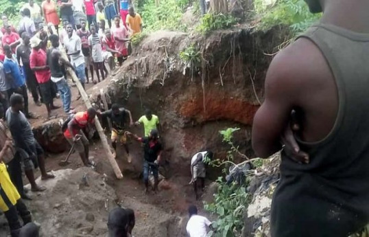 3 killed,dozens feared trapped in collapsed mine pit in Ghana